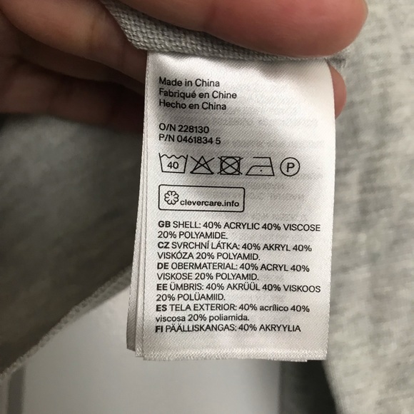 🌟New Listing🌟New H&M Off Shoulder Sweater - Picture 3 of 4